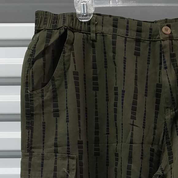 Mens Cargo Shorts Size 42 Green Black Casual Utility Pants - Picture 6 of 6